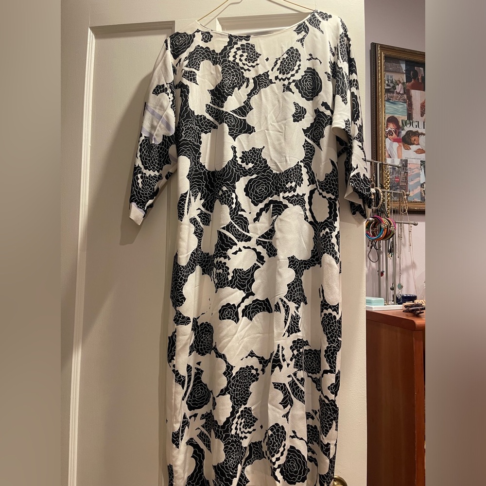 Very good condition 100% silk Diane von Furstenberg black and white flower dress